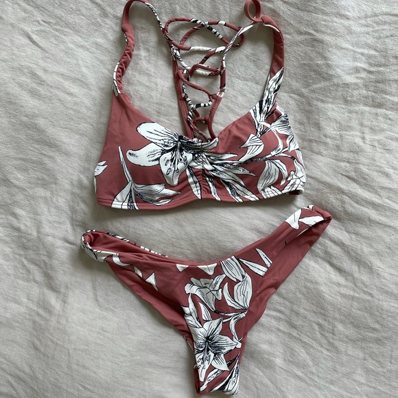 ROXY bikini (top+bottom) Like NEWc/ only try on - Picture 1 of 3